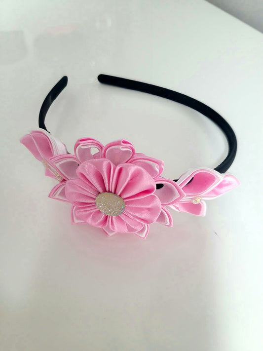 Kanzashi gėlių lankelis – šviesiai rožinis